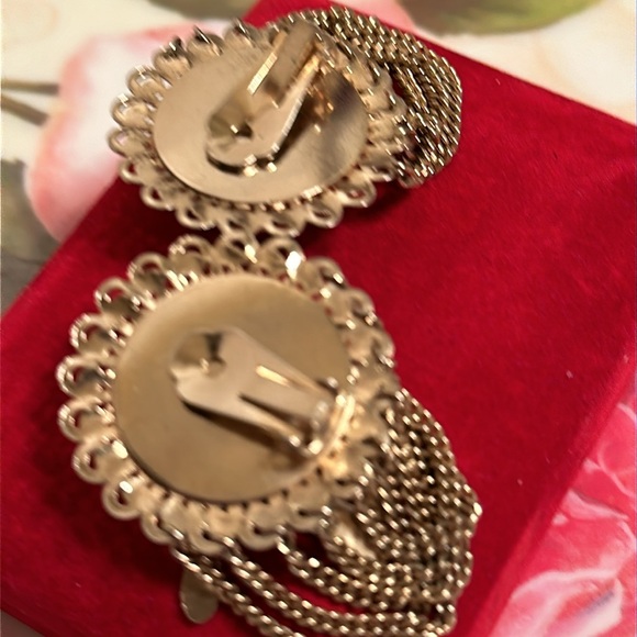 LARGE Gold coin metal vintage clip earrings w/dangling chains 1 1/2” w/3/4” drop - Picture 4 of 6